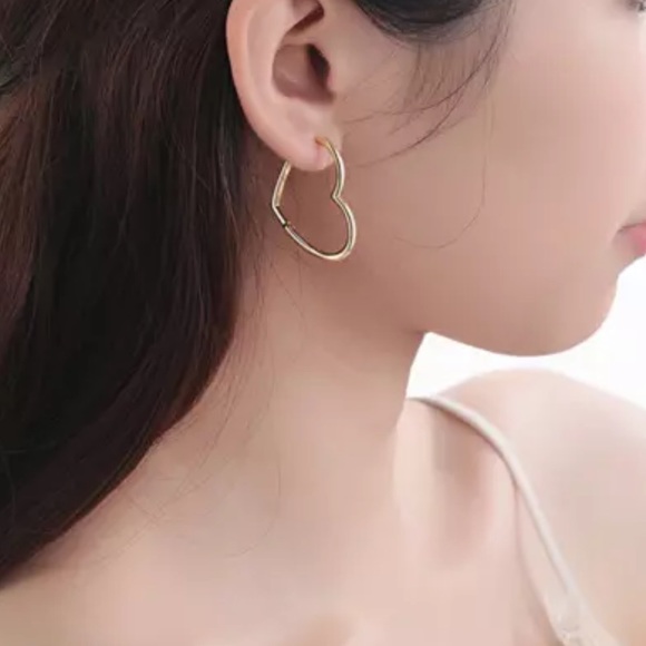 🌟 Silver Big Heart Hoop Earrings - Picture 2 of 5